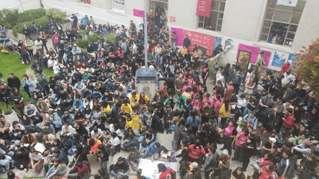 Los estudiantes se levantan contra Milei:  decenas de facultades tomadas en todo el&nbsp;país