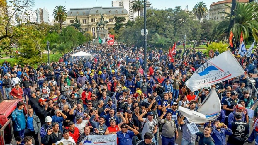 El deterioro económico y las luchas contra el gobierno tiñen el lanzamiento de la campaña electoral 